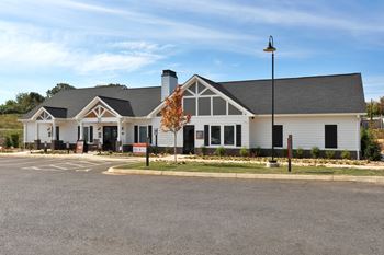 Onsite clubhouse and complimentary wifi in amenity space